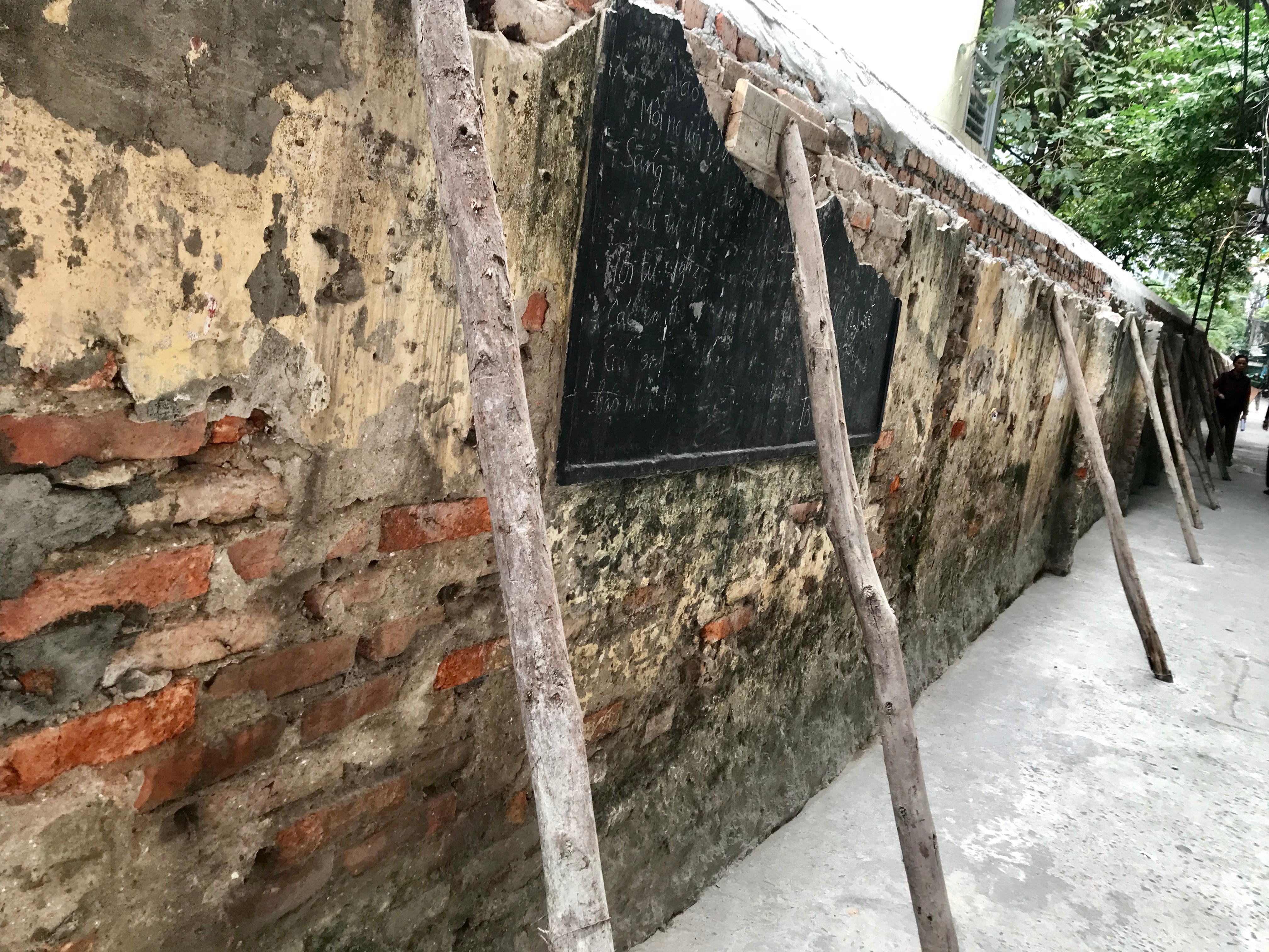 Nguy hiểm từ bức tường có nguy cơ đổ sập